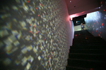안산 유리섬박물관7_유리에 반사된 빛으로 채색된 2층 전시관으로 가는 흰색벽