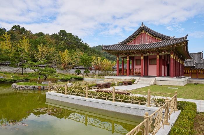 Garakjeongjeon Hall and the pond