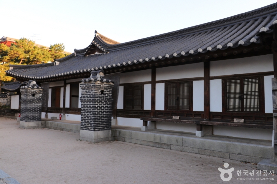 Min Family House in Gwanhun-dong (Former House of Park Yeong-hyo, Son-in-law of the King)