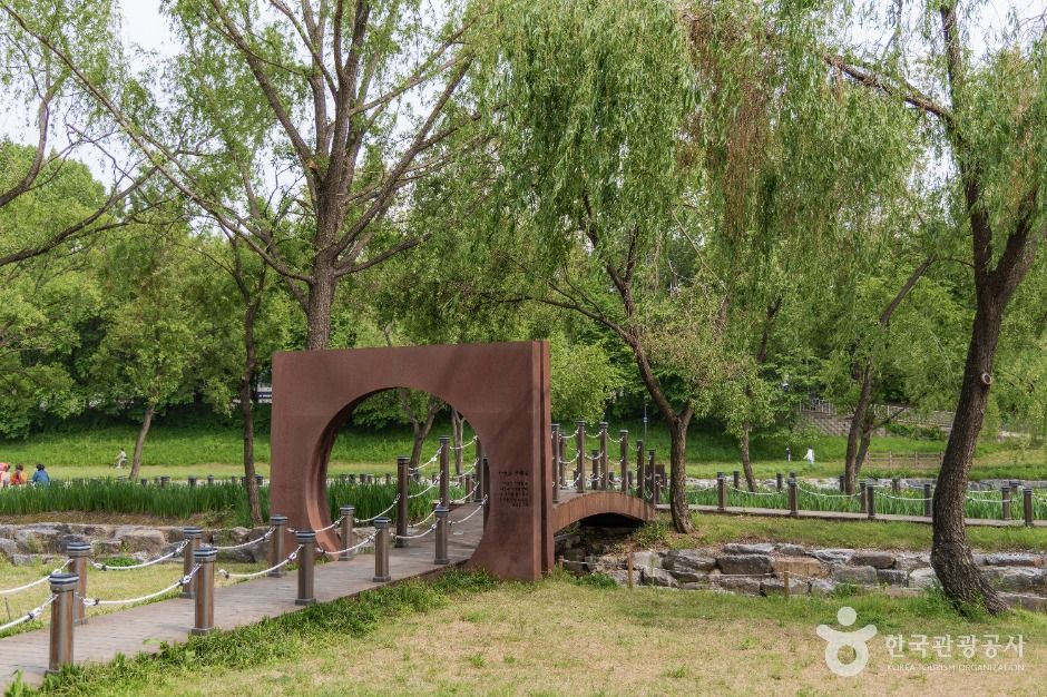 Yangjaecheon Neighborhood Park