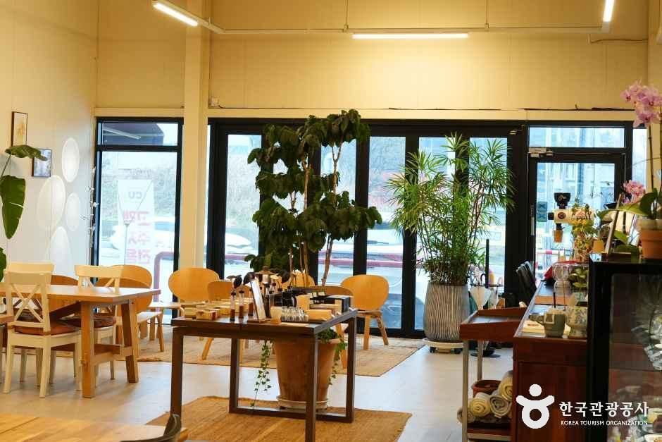 충북_진천_폴린커피 로스팅룸_내부_2.JPG