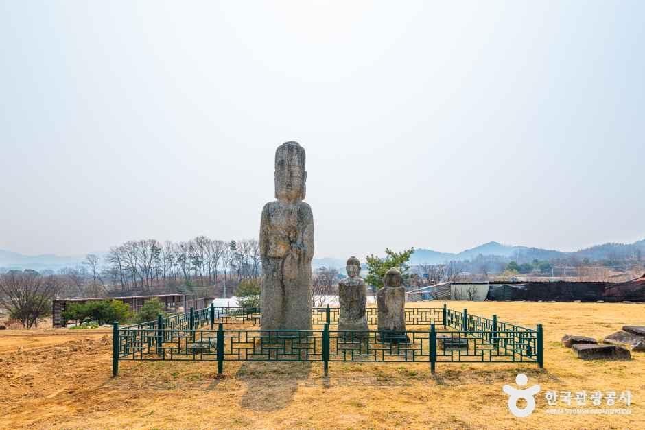 증평 남하리 석조보살입상