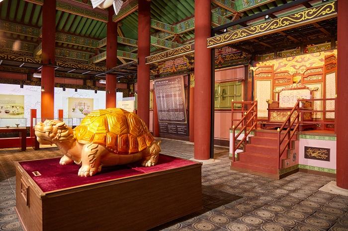 The throne and golden turtle in Taegeukjeon Hall