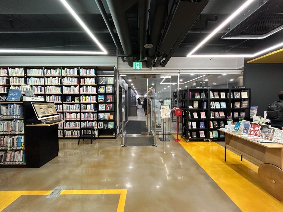 駅三図書館