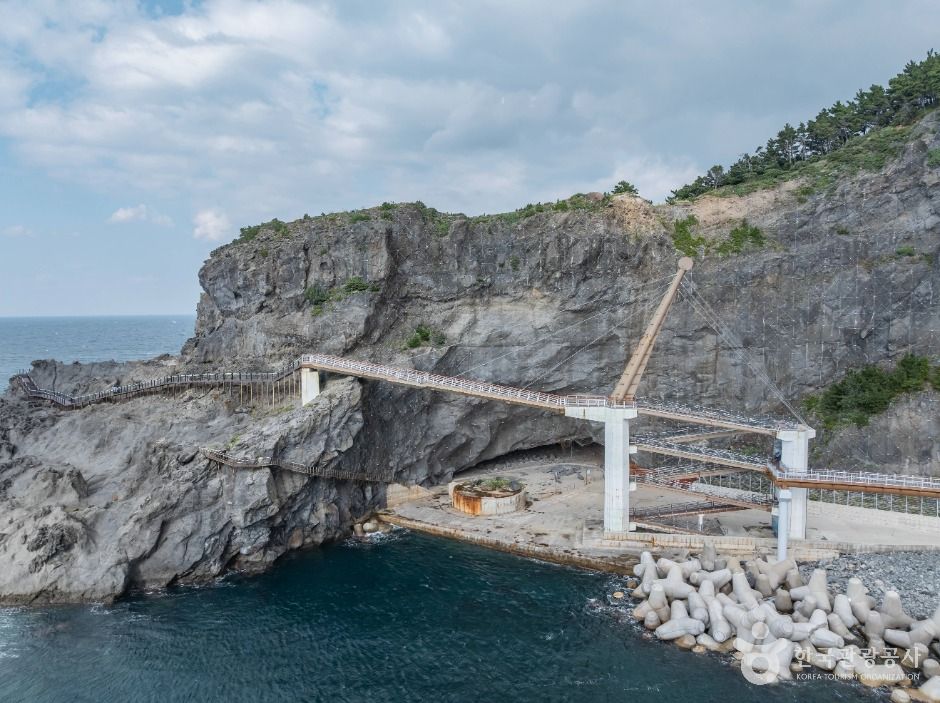 台霞海岸遊歩道及び大風鑑（鬱陵島・独島国家地質公園）