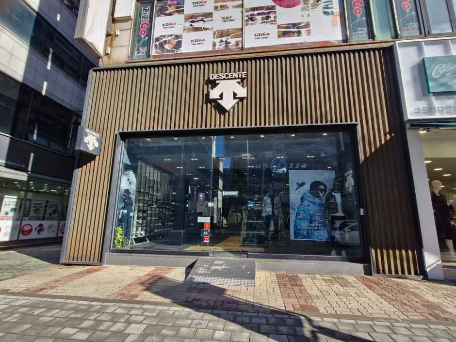 [事後免税店]DESCENTE（デサント）・アンサンシファ（安山始華）店(데상트 안산시화점)