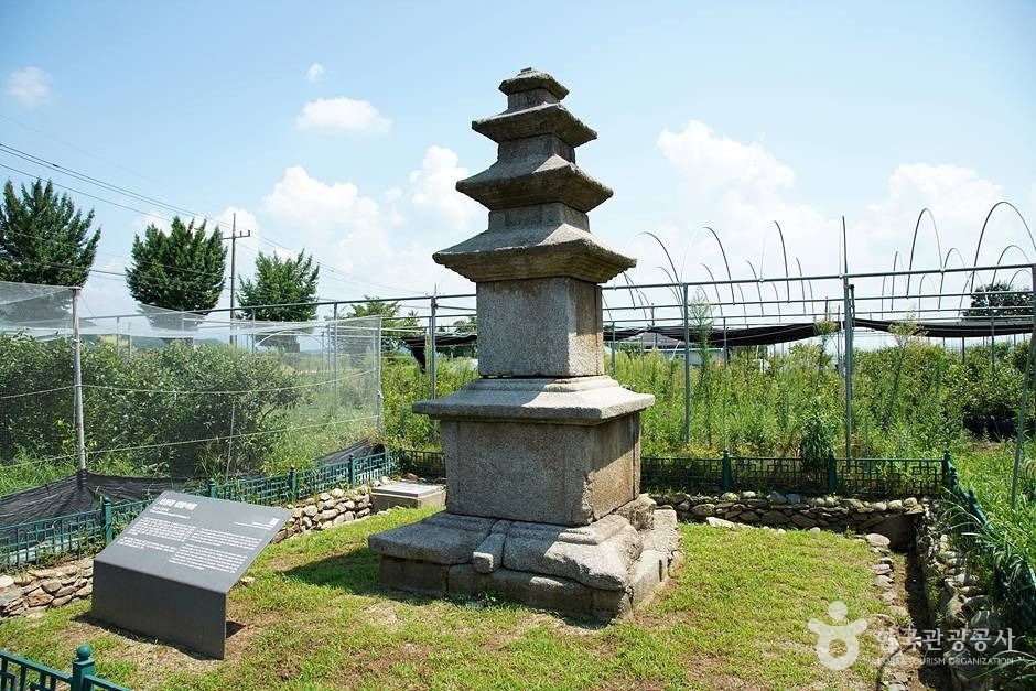 西上里三層石塔