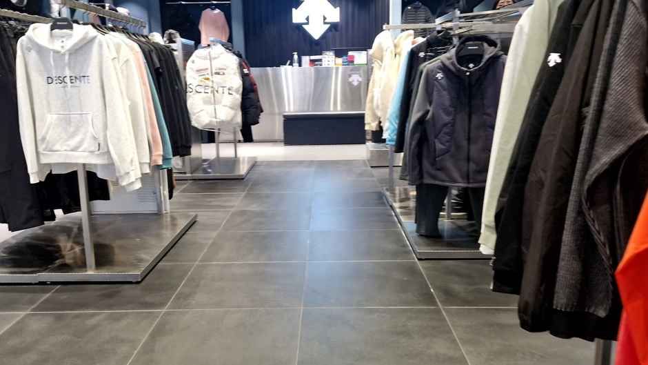 [事後免税店]DESCENTE（デサント）・アンサンシファ（安山始華）店(데상트 안산시화점)