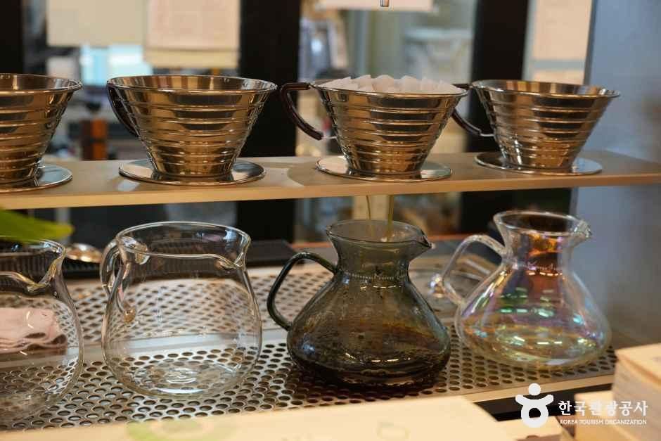 충북_진천_폴린커피 로스팅룸_내부_4.JPG