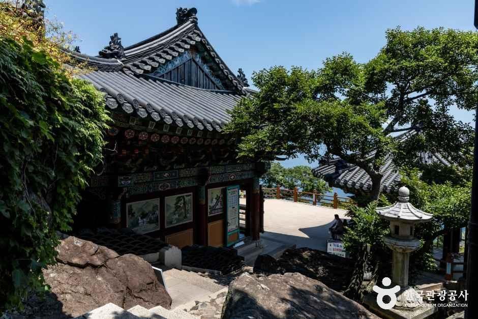 향일암(여수) - 전라남도 여수시 돌산읍 향일암로 1 관광 명소