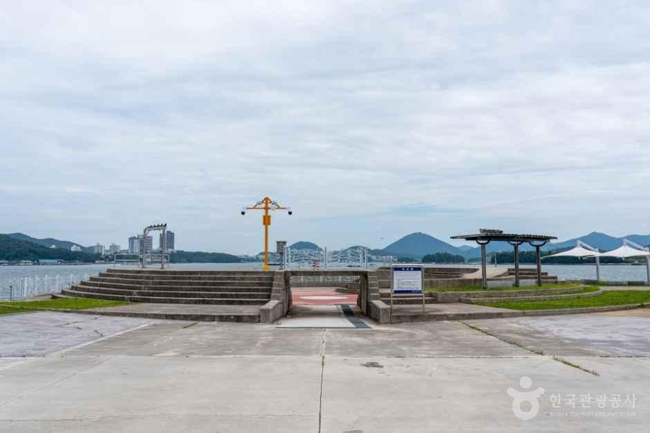 국동항수변공원