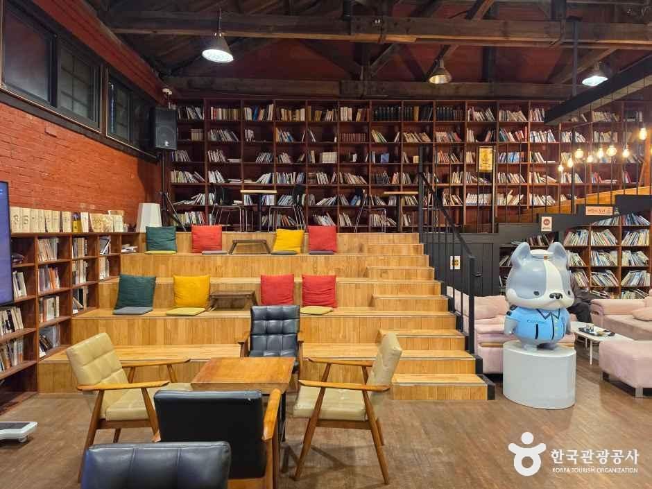 전북_군산_먹방이와 친구들_내부_6.jpg