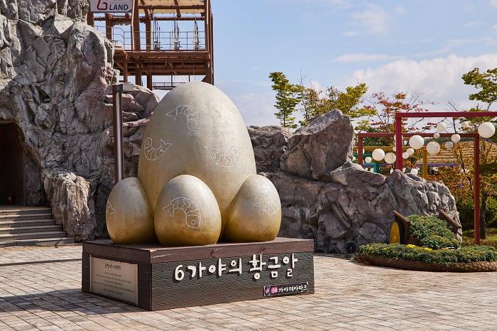 A sculptor that embodies the six golden eggs featured in the myth of King Kim Suro