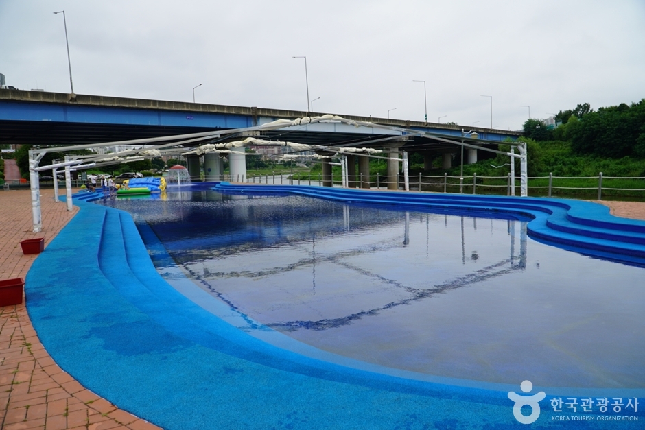 Dosan Hangang Park Water Playground
