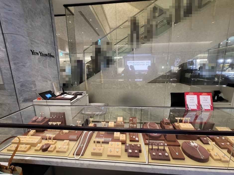 YUN YEON HWA Fine Jewelry Shinsegae Department Store Gangnam Branch [Tax Refund Shop](윤연화 신세계백화점 강남점)