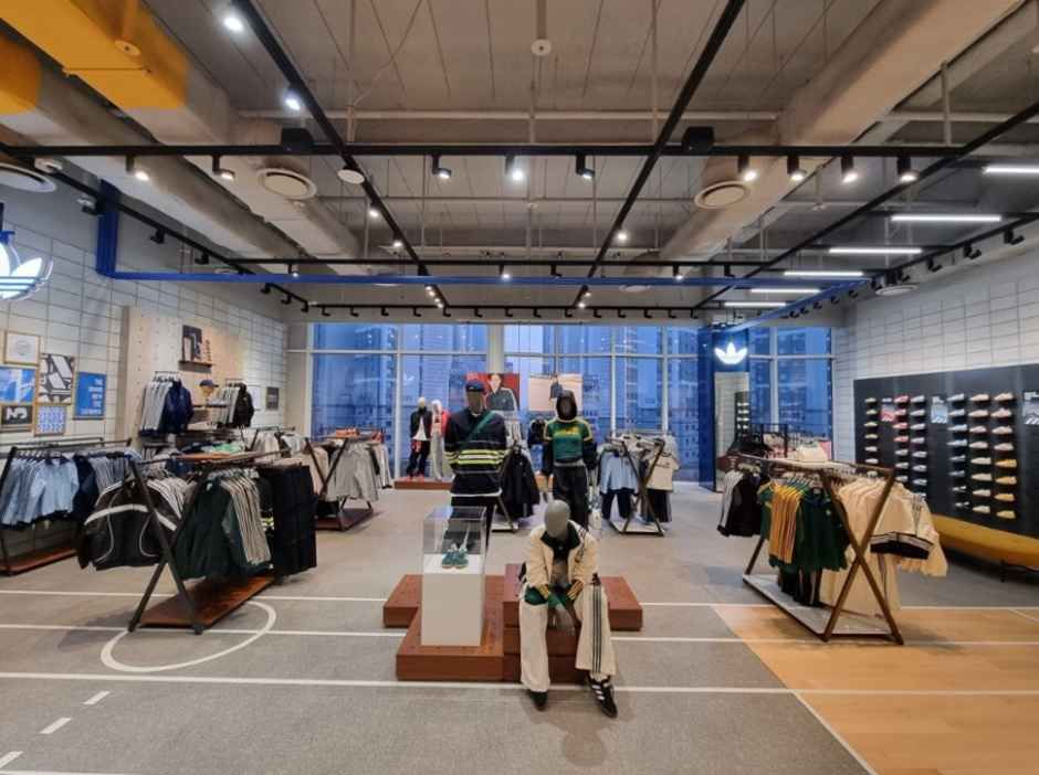 [事後免税店] adidas（アディダス）・ロッテ百貨店トンタン（東灘）店(아디다스 퍼포먼스 롯데백화점 동탄점)