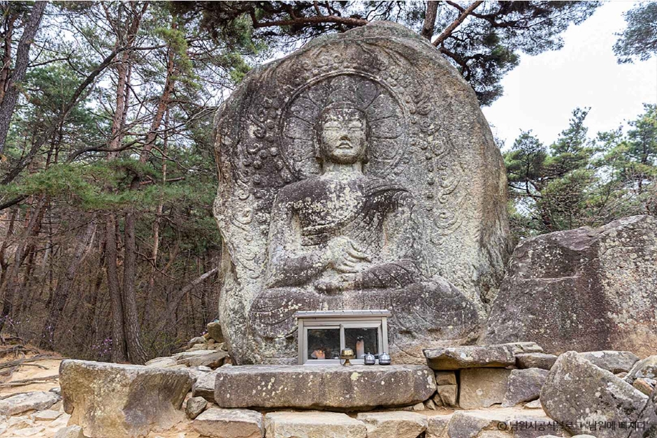 南原新渓里磨崖如来坐像