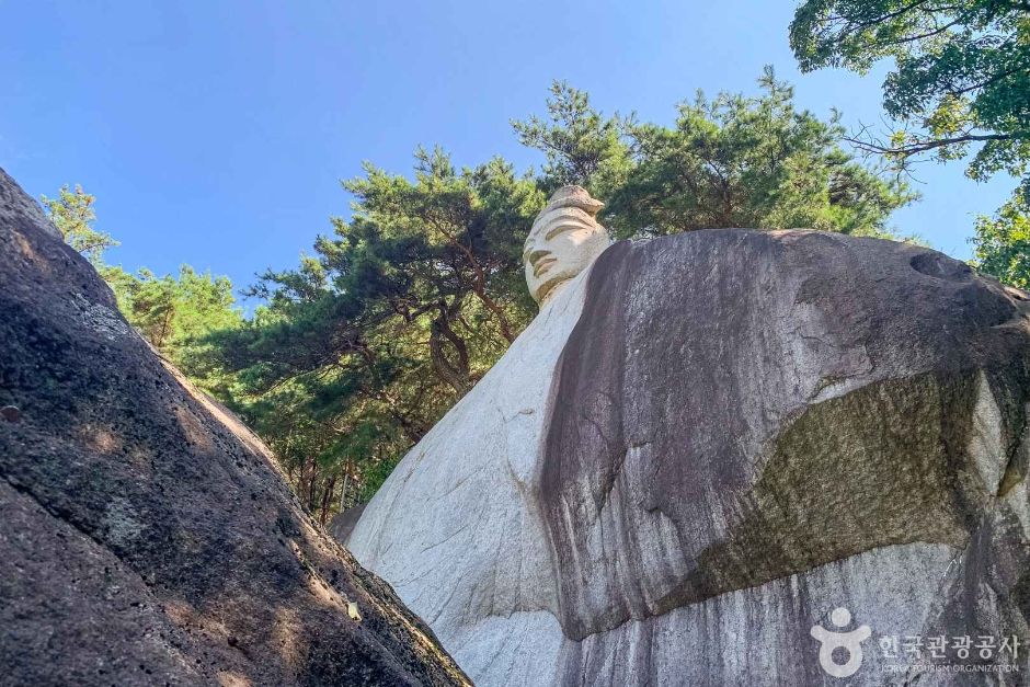 Standing Rock Buddha of Icheon-dong, Andong (Jebiwon Stone Buddha)
