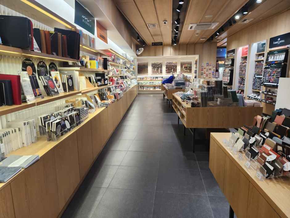 Hottracks - Hapjeong Branch [Tax Refund Shop](핫트랙스 합정점)