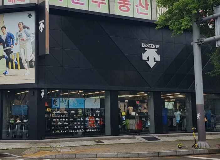 [事後免税店]DESCENTE（デサント）・アンサンハンデ（安山漢大）店