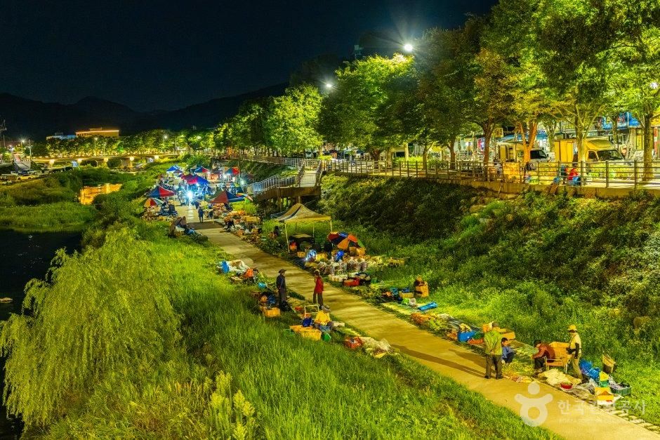 The busy early morning market along Jeonjucheon Stream before sunrise