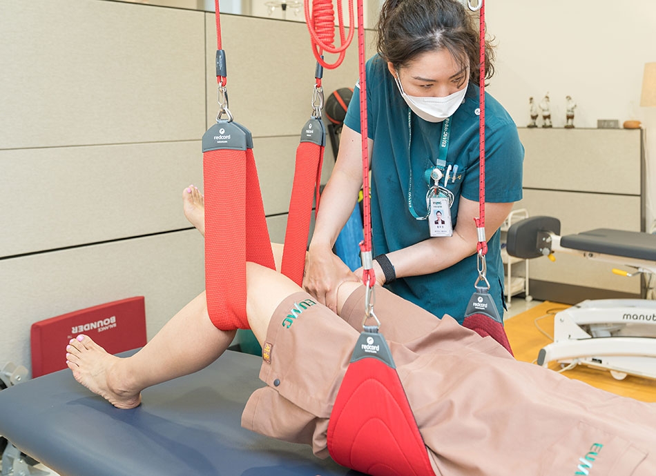 Manual Therapy at the Well-Aging Center of Ewha Womans University Seoul Hospital