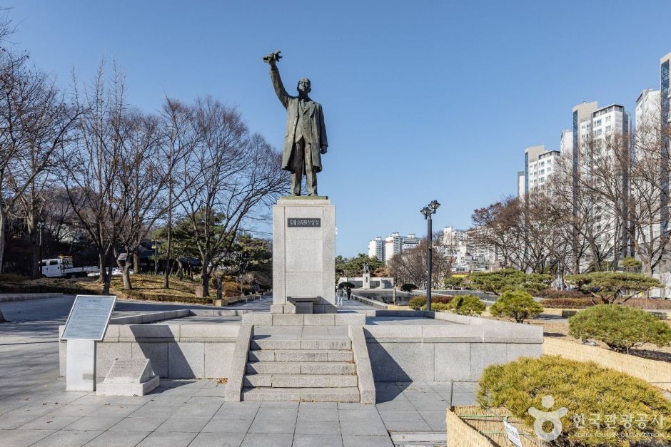 Statue of Songjae Seo Jae-pil