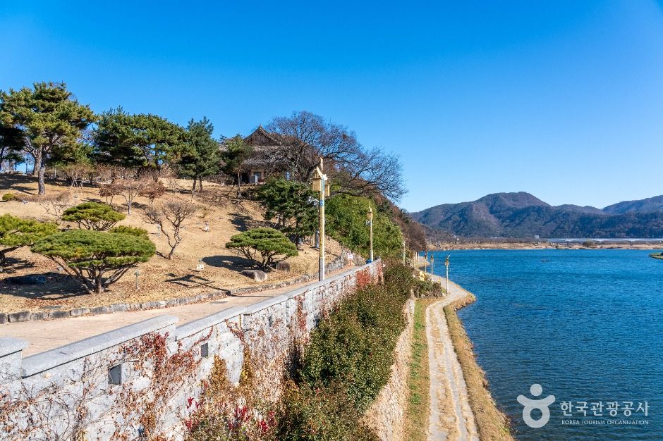 嶺南楼水辺公園の道