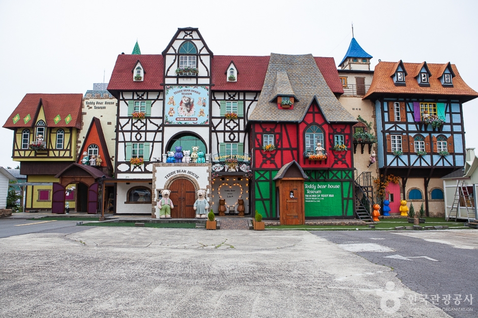 Teddy Bear House Tejium