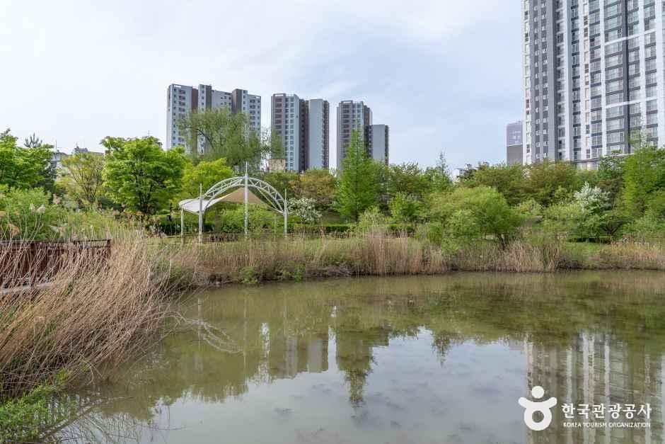 オモク湖水公園