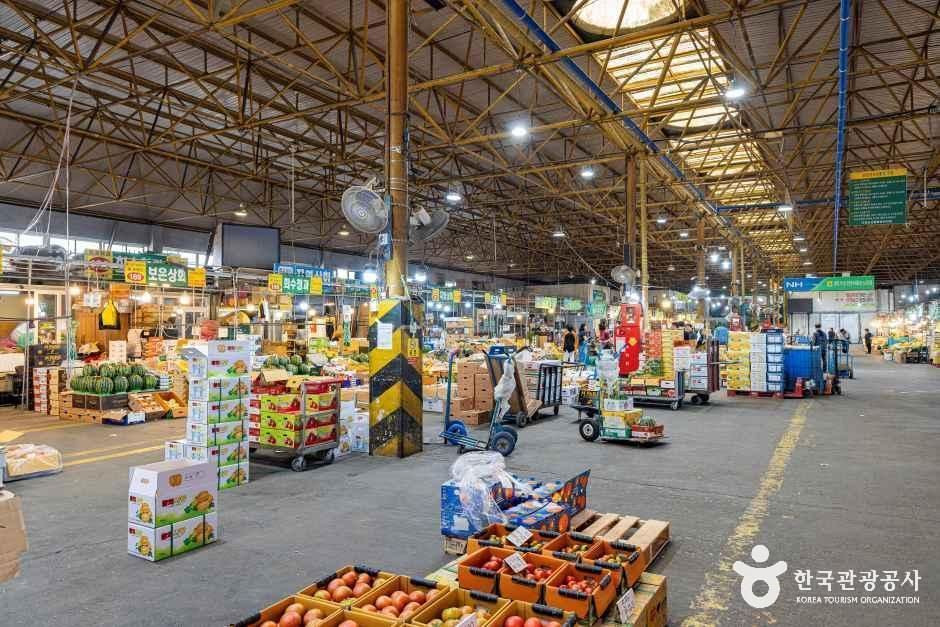 청주시 농수산물 도매시장 - 충청북도 청주시 흥덕구 백봉로 254 관광 명소