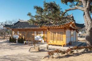 Cheongjae Hanok (청재한옥)