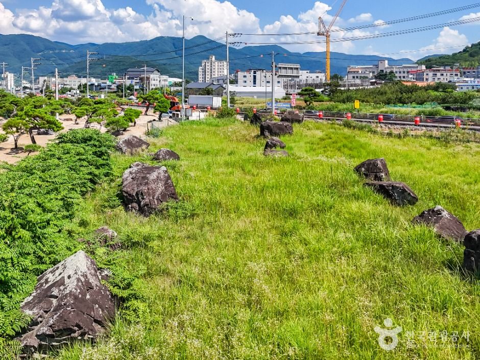 清道梵谷里支石墓群