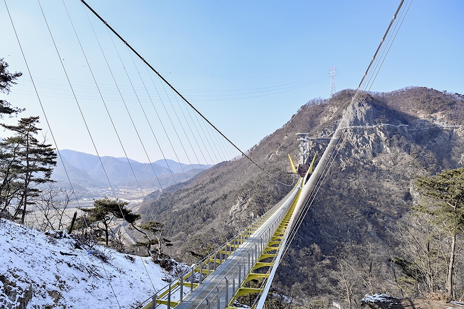 小金山グランドバレーの第二の吊橋・小金山ウルロン橋（写真提供：原州市庁）