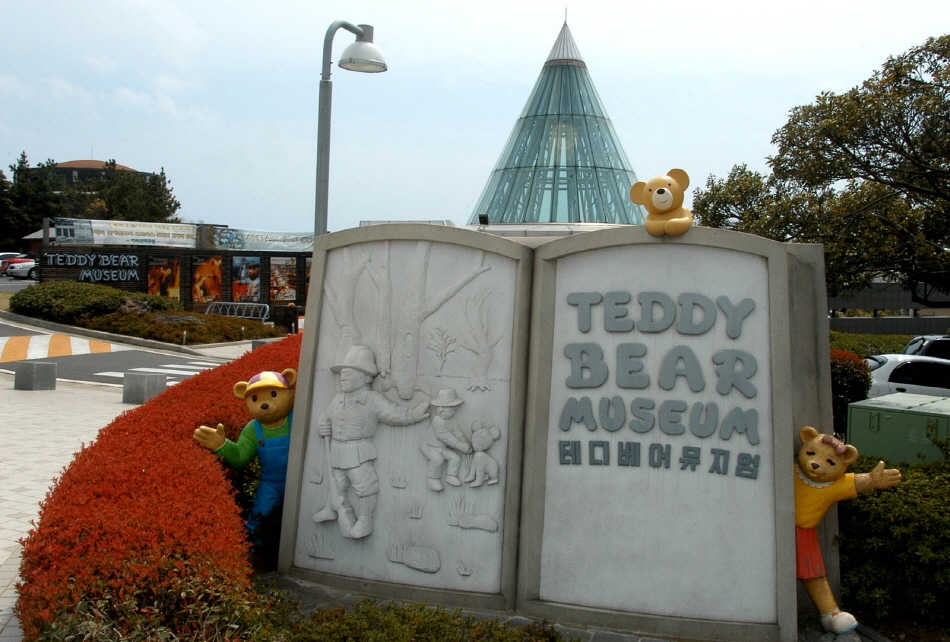 Teddy Bear Museum (top credit: Jeju Teddy Bear Museum)