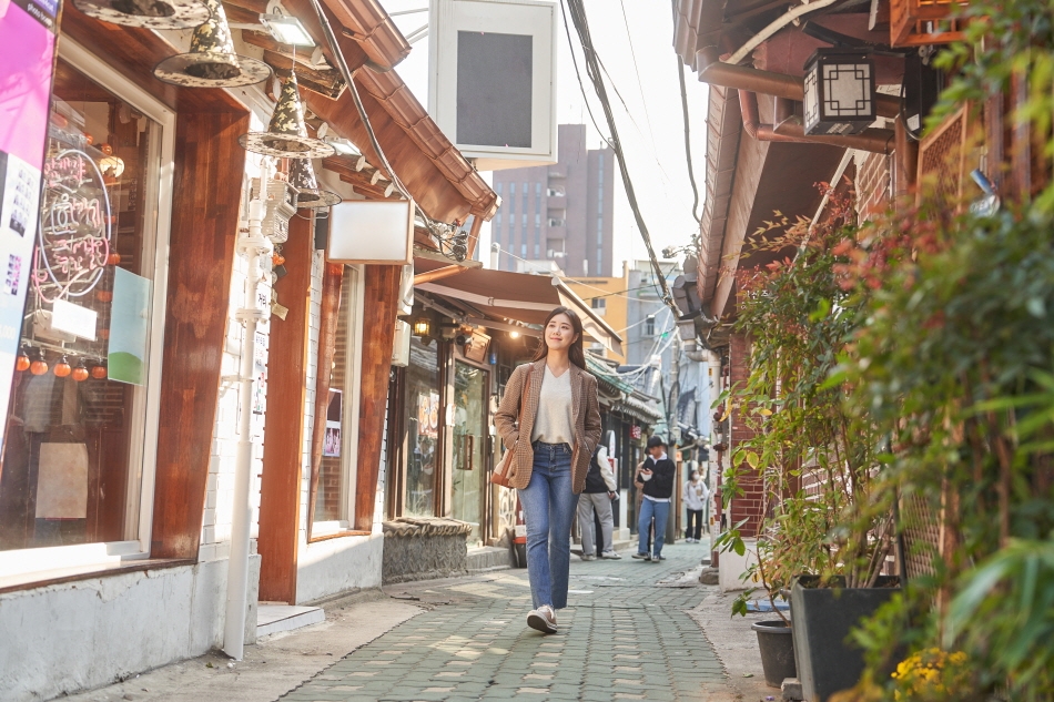 Walking in Ikseon-dong Hanok Alley