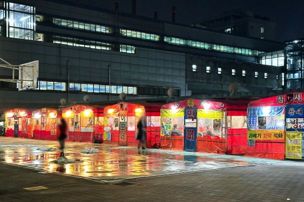 Puestos de comida callejera en la Estación de Changdong