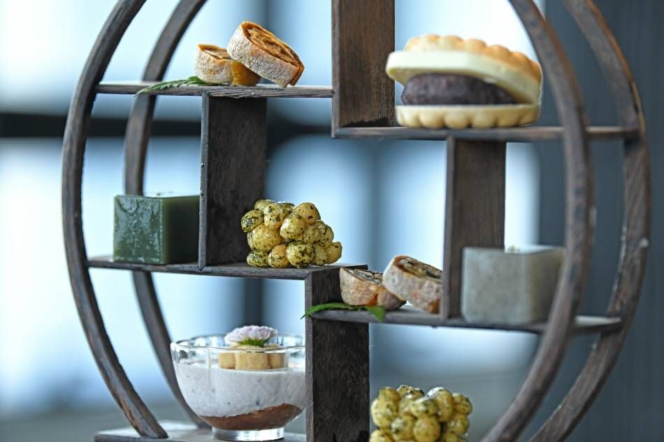 Специальная многоярусная подставка с десертами