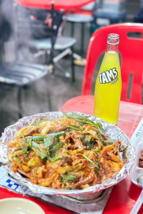 Puestos de comida callejera en la Estación de Changdong