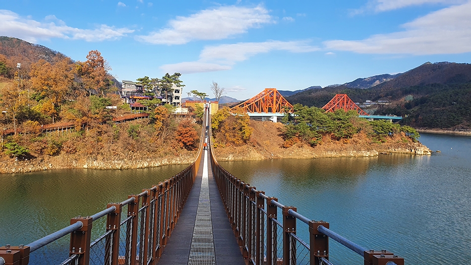 玉筍峰吊橋（写真提供：スローシティ水山）