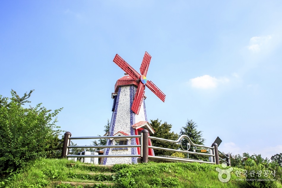 This red windmill is the landmark of Daedong Sky Park