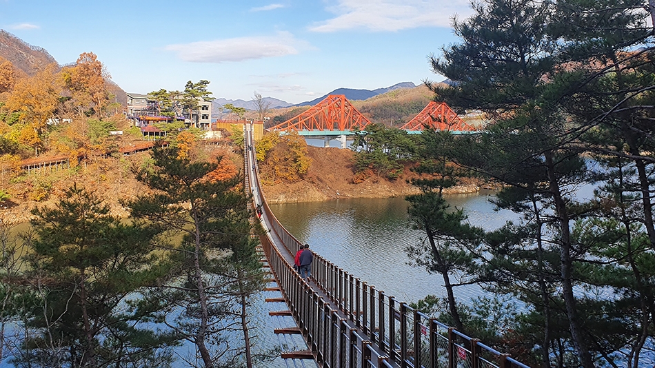 素晴らしい景色が広がる玉筍峰吊橋（写真提供：スローシティ水山）