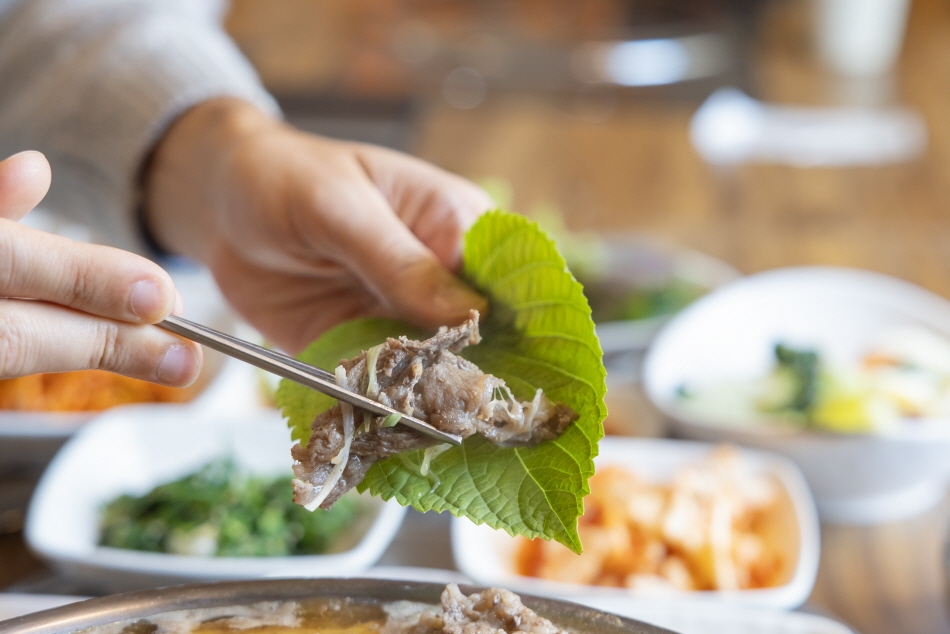 <em>Bulgogi</em> con hoja de sésamo