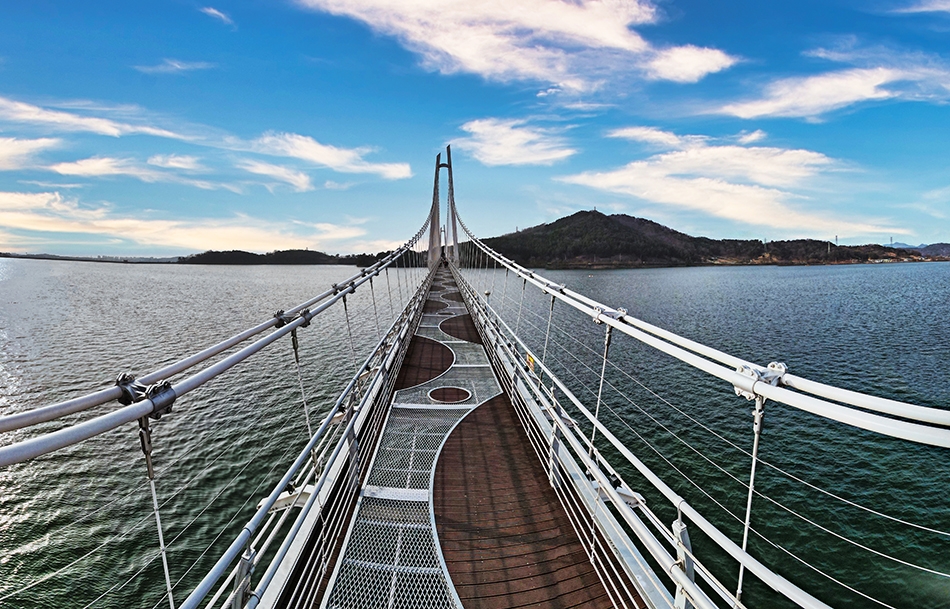 Nonsan Tapjeongho Suspension Bridge