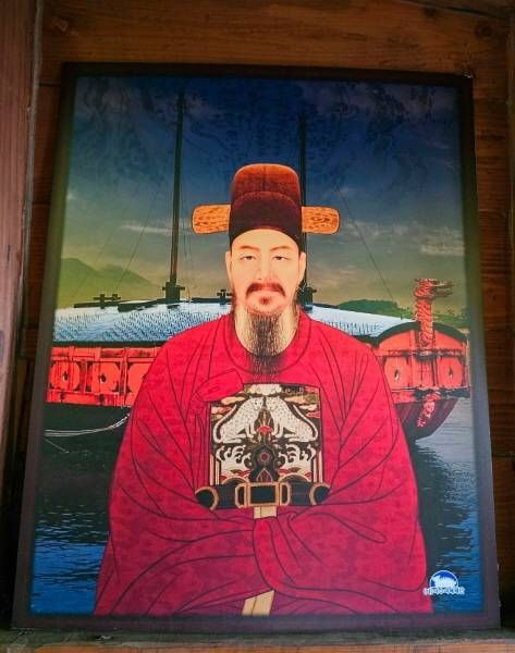 李舜臣将军画像及李舜臣广场上的龟船（下图，图片来自：NAVER部落格bean0816）