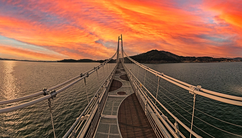 夕暮れ時の塔亭湖吊橋