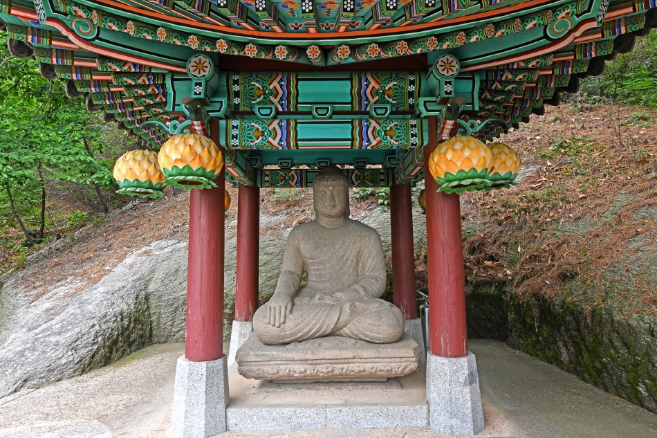 Minambul Statue along the forest pathway