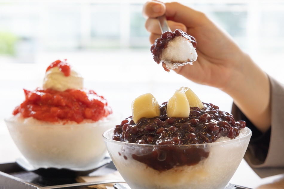 <em>Bingsu</em> de fresa y <em>pat-bingsu</em>