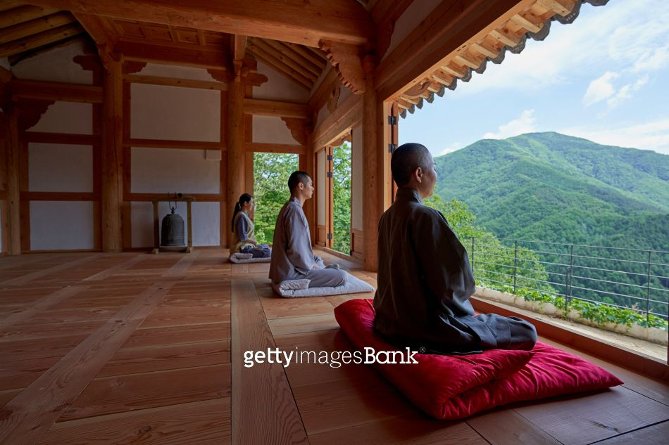 Photo : Participants in a templestay program