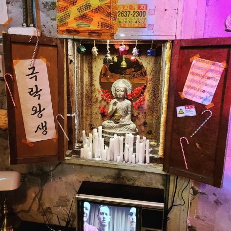 The interior is decorated with Buddhist and retro props (Credit: Geukrakwangsaeng)